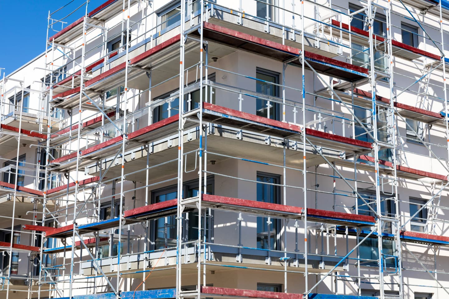 Fassadengerüst entlang der Fassade eines Wohnhauses