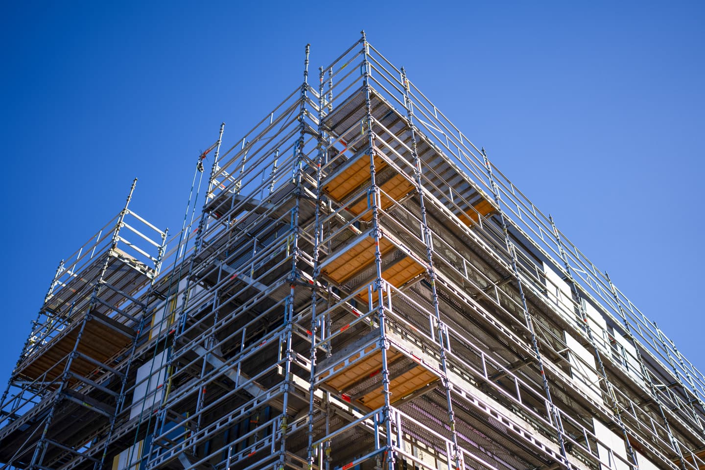 Gerüstmontage an einer Hausfassade